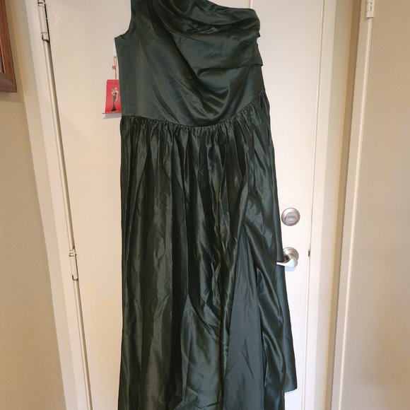 Size 16 Emerald Green Formal Gown - Picture 3 of 3